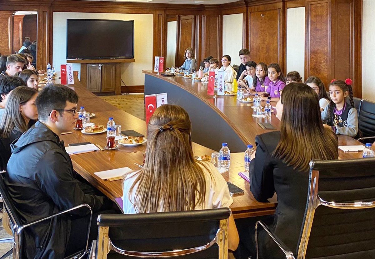 23 farklı okulumuzdan Uğurlu öğrencilerimiz, Genel Müdürümüz Sn. Nil Çiçek ve Genel Müdür Yardımcımız Sn. Barış Sezgin ile Genel Müdürlüğümüzde bir araya geldi!

Y, Z ve Alfa kuşaklarının buluştuğu toplantımızda öğrencilerimiz, yenilikçi fikirlerini paylaştı. 💜💐

#UğurluOlmak