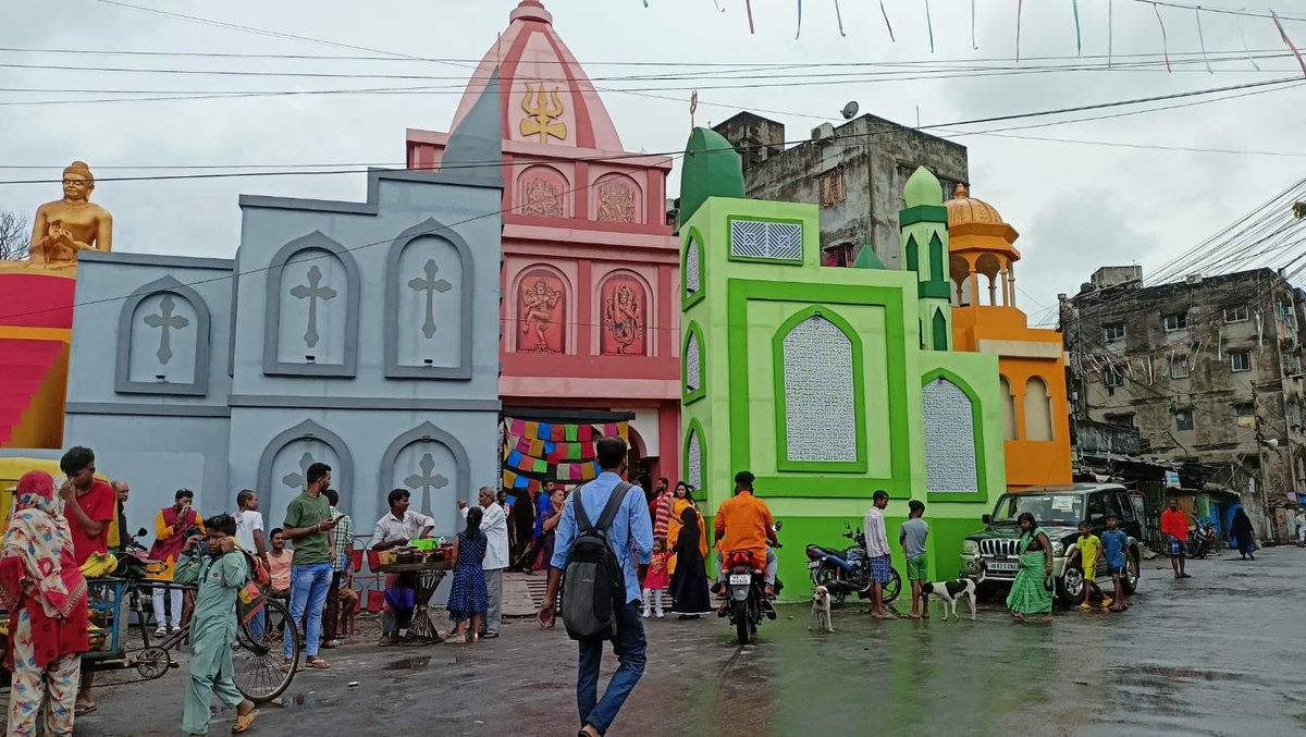 sajni_sajni's tweet photo. Strong message from a pandal in a largely Muslim area where I live: no. 24 bus stand, Topsia. Inclusive, pluralist, secular all the words we have grown up loving! https://t.co/AyPYwKzk21