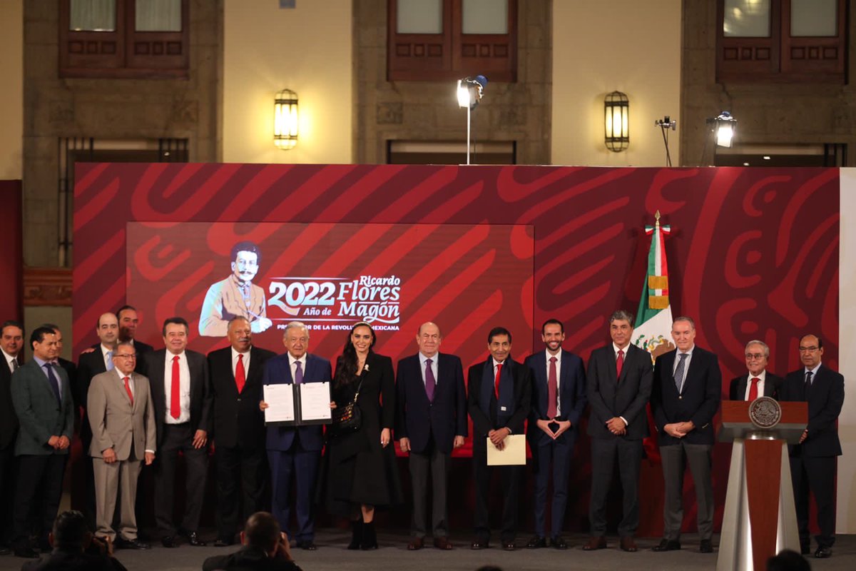 Hacienda (@hacienda_mexico) on Twitter photo Diversas empresas productoras y distribuidoras y el <a href="/GobiernoMX/">Gobierno de México</a> firmaron un acuerdo contra la inflación y la carestía como estrategia complementaria del #Pacic, informó el secretario de #Hacienda <a href="/R_Ramirez_O/">Rogelio Ramírez de la O</a> en la conferencia matutina del presidente <a href="/lopezobrador_/">Andrés Manuel</a> Diversas empresas productoras y distribuidoras y el <a href="/GobiernoMX/">Gobierno de México</a> firmaron un acuerdo contra la inflación y la carestía como estrategia complementaria del #Pacic, informó el secretario de #Hacienda <a href="/R_Ramirez_O/">Rogelio Ramírez de la O</a> en la conferencia matutina del presidente <a href="/lopezobrador_/">Andrés Manuel</a>