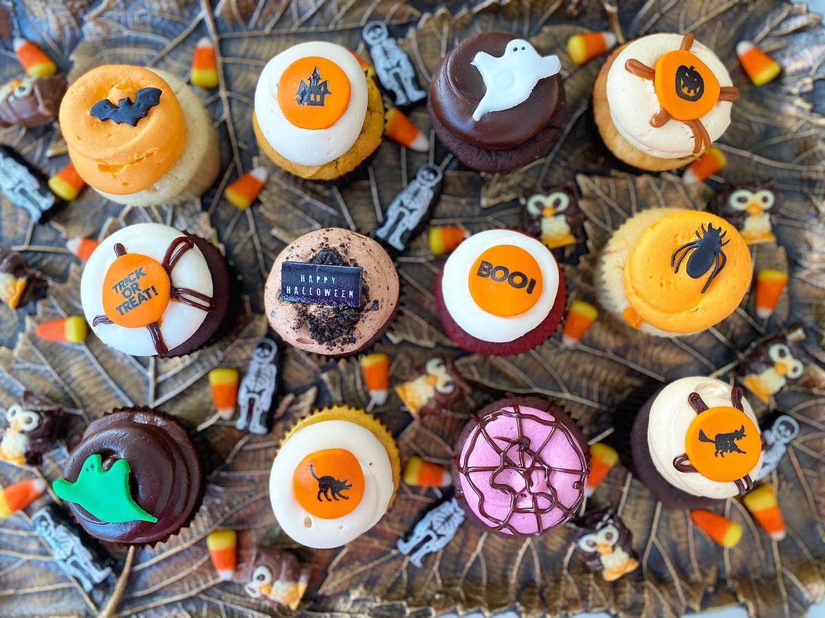Happy October! Today through this Friday, October 7th - Enter code OCT2022 on georgetowncupcake.com for 20% off any cupcake order! Send a sweet &amp; spooky treat via nationwide overnight shipping! ✈️ Happy Halloween from <a href="/GTownCupcake/">Georgetown Cupcake</a>! 🎃👻🧁