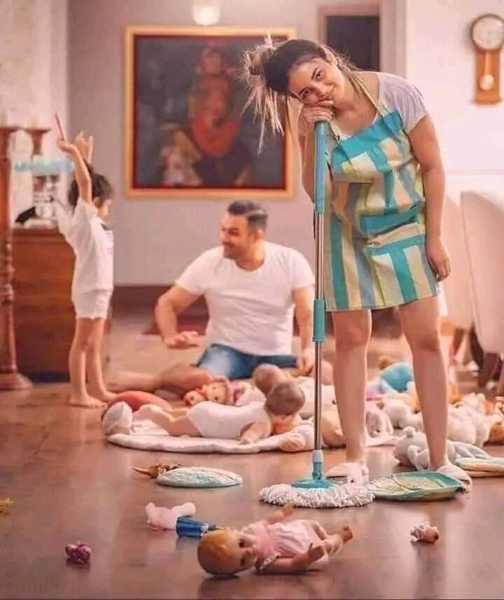 Shams82786's tweet photo. میں اور میرے بچے👪 اسے تنگ کریں گے 
🙈
ہائے اسے کام والی ماسی بنا کے رکھا کریں گے😍🥰😂🙊 • https://t.co/vnQSsg7HP1