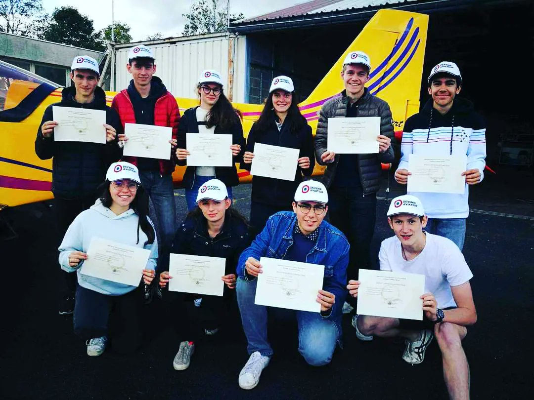 ESSJC43's tweet image. S'ENVOYER EN L'AIR GRÂCE AU BIA !
Vendredi 30 septembre, 10 élèves du lycée d’enseignement général St Jacques de Compostelle se sont rendus à Issoire au forum des métiers de la filière aéronautique afin de recevoir leur diplôme du BIA (Brevet d’Initiation Aéronautique).