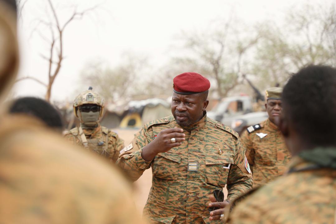 Dsiribie's tweet photo. #Burkina |Pdt que l'armée manque d'armements, #Damiba a versé une prime exceptionnelle de 6 000 000FCFA et une villa par élément aux Forces spéciales alors même qu’aucun n’est au front. Au même moment, 15 ##FDS meurent dans une attaque contre un convoi à #Gaskindé. @jeune_afrique https://t.co/lhYKPisoEF