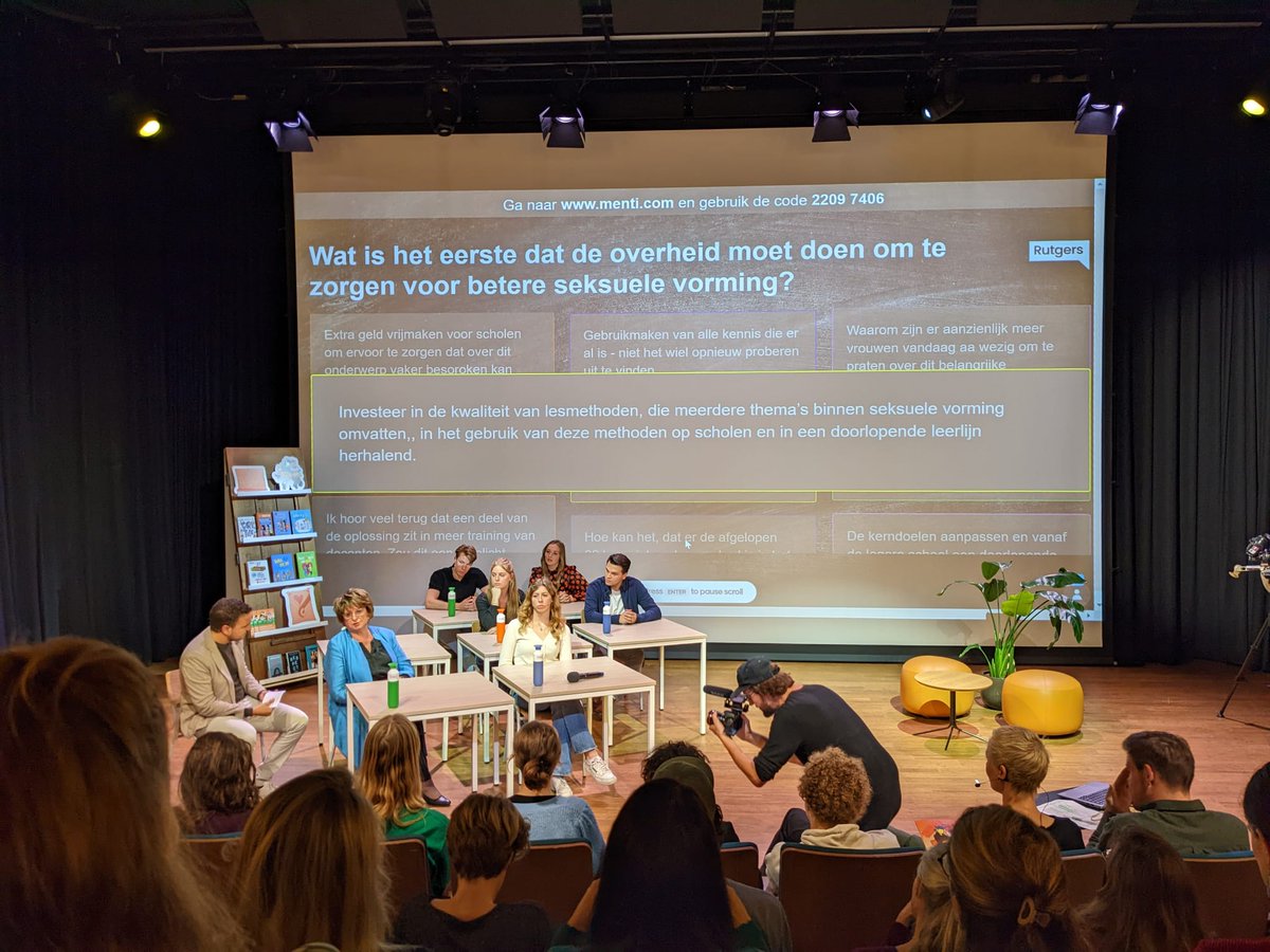 RutgersNL's tweet photo. "Het is ontzettend belangrijk dat jongeren meedenken over hoe we de seksuele vorming gaan invullen. Bijvoorbeeld over diversiteit en je seksuele ontwikkeling. Als dit onderdeel wordt van het curriculum, moeten alle scholen zich daaraan houden." - Mariette Hamer 

#RutgersDialoog https://t.co/ObzsTt9E7s