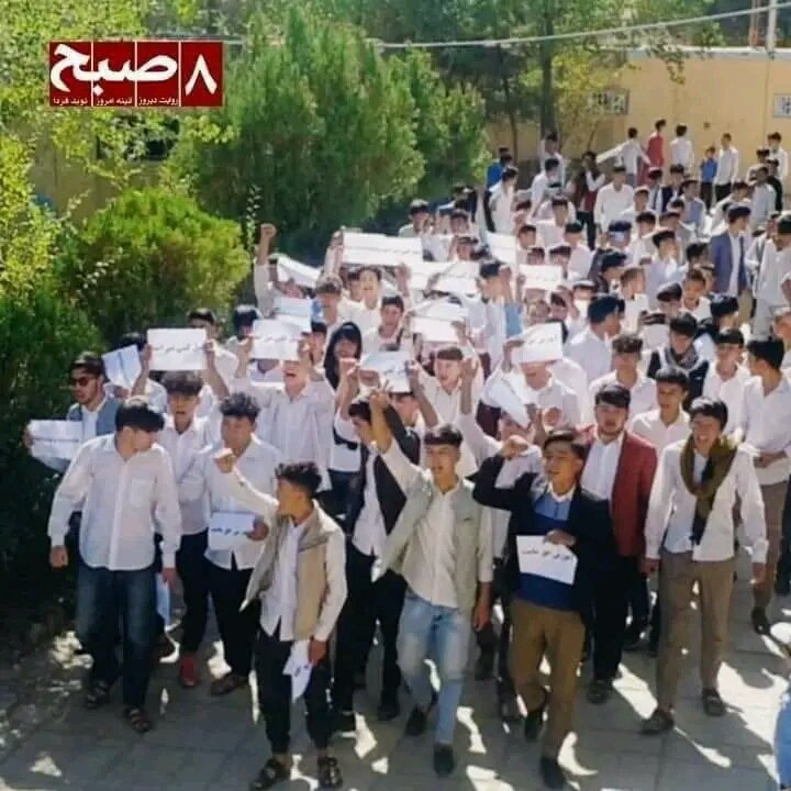 Nasimjafari20's tweet image. تظاهرات دانش‌آموزان مکتب عبدالرحیم شهید کابل در اعتراض به نسل‌کشی هزاره‌ها.
#StopHazaraGenocide
