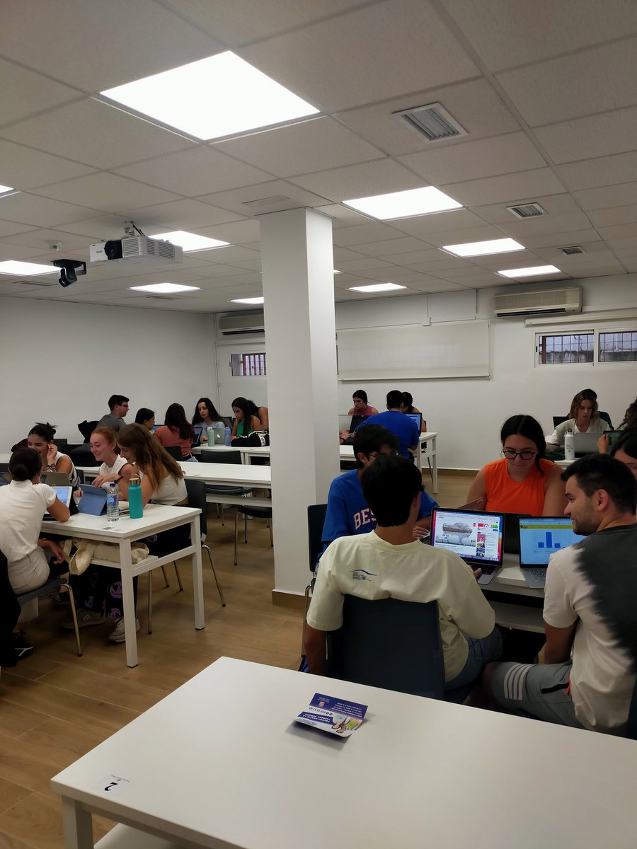 Hoy, los estudiantes de #MkOnlineUS <a href="/unisevilla/">Universidad de Sevilla</a> preparan sus propuestas para el taller sobre públicos objetivo y #RRSS. Deseando escucharlas esta semana.