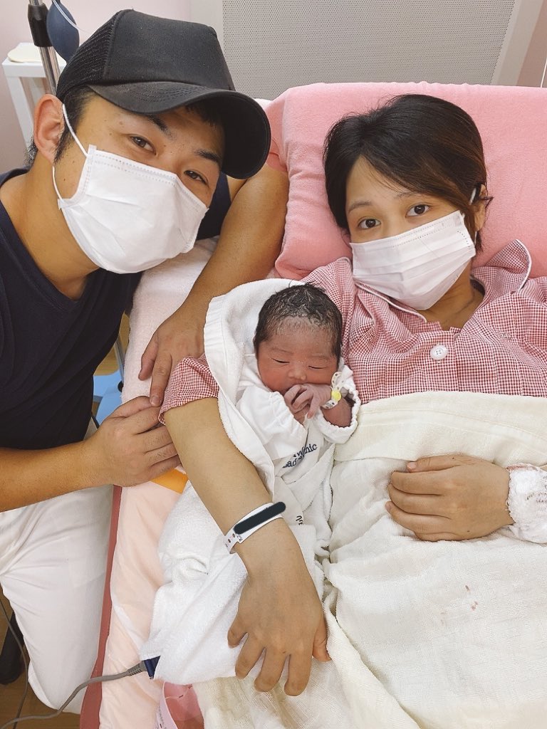 442299y's tweet photo. 2022.9.23   am7:29
2570g の女の子　
誕生しました。

1年前、私たち夫婦がご本部で結婚式を挙げた日。
予定より約2週間早く、この日を選んで産まれてくれました。
日々顔が変わっていて、その時その時の表情、動き、すべて愛おしい。
これからもいろんなあなたを見せてね。 https://t.co/IqOseATsDW