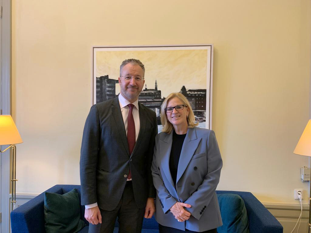 Notre Déléguée générale <a href="/LineRivardDG/">Line Rivard</a> commence une mission de 4 jours en Suède. 🇸🇪⚜️
➡️Objectif:  renforcer les liens porteurs entre le #Québec &amp; la #Suède, notamment en #énergie, #culture, #transport, #quantique, #IA. L’arrivée de <a href="/AISweden/">AI Sweden</a> au <a href="/Mila_Quebec/">Mila - Institut québécois d'IA</a> en est un exemple!