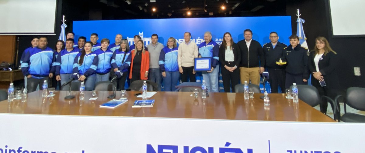 LoreAbdala's tweet photo. Con un emotivo encuentro, entregamos la Declaración de interés de @LegislaturaNqn a toda la familia policial participes de la “X Cruzada Homenaje”. Nuestro profundo reconocimiento 🚴🏽 ya que cada pedaleada será en nombre de quienes dieron tanto por #Neuquén. https://t.co/zWUcFS3pMl