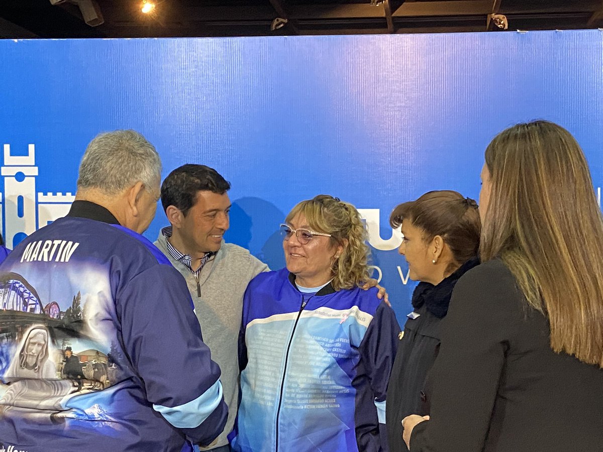 LoreAbdala's tweet photo. Con un emotivo encuentro, entregamos la Declaración de interés de @LegislaturaNqn a toda la familia policial participes de la “X Cruzada Homenaje”. Nuestro profundo reconocimiento 🚴🏽 ya que cada pedaleada será en nombre de quienes dieron tanto por #Neuquén. https://t.co/zWUcFS3pMl