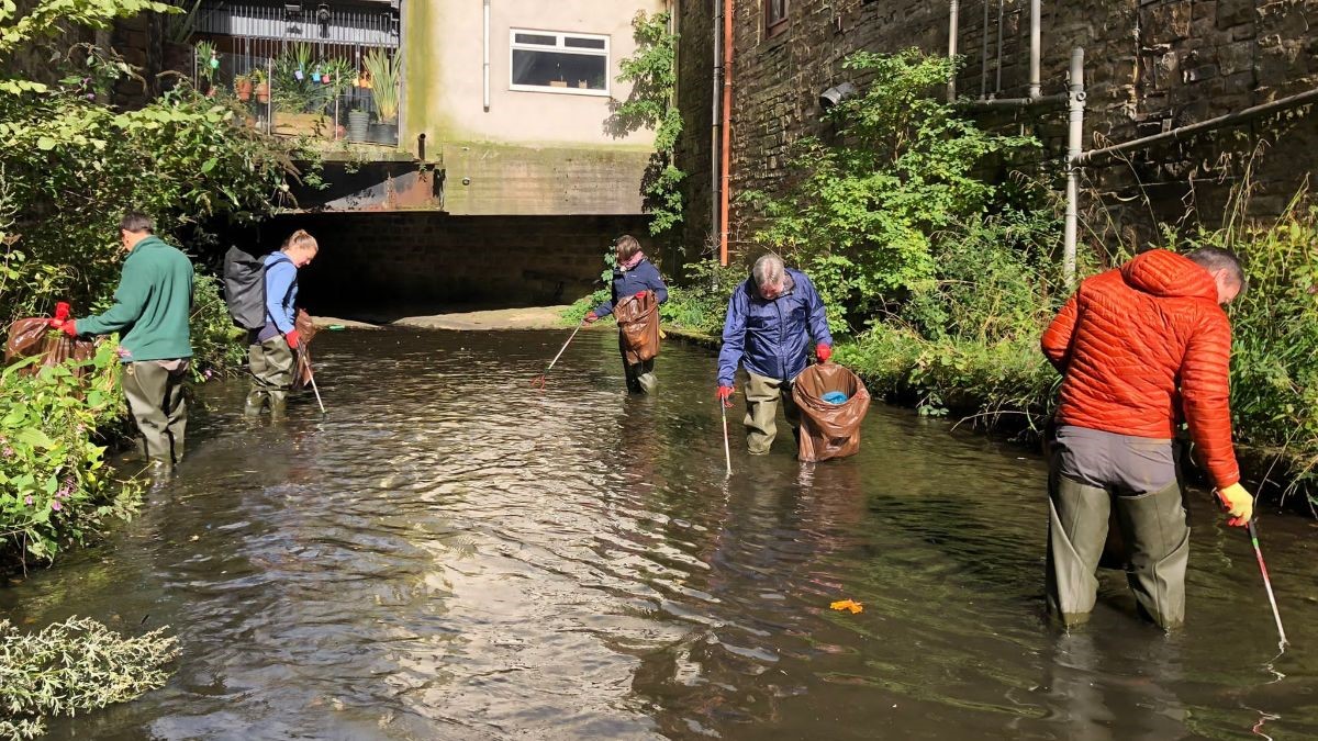 Well done &amp; thanks to volunteers from <a href="/RibbleTrust/">Ribble Rivers Trust</a>, <a href="/BurnleyBID/">Burnley Town Centre BID</a> &amp; <a href="/financialaff/">Financial Affairs</a> who recently helped clean up River Calder in #Burnley town centre. Thanks to all who gave up their time to tidy the waterway, with rubbish removed by @BurnleyCouncil Streetscene team. <a href="/DouglasPilot/">Douglas Catchment</a>