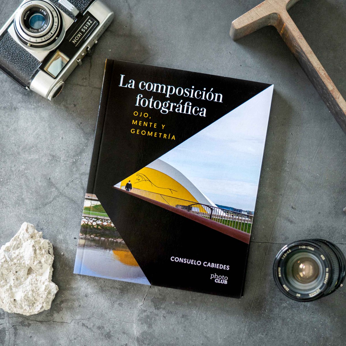 Si te llama la atención esta disciplina, #LaComposiciónFotográfica, de <a href="/Ceceeme/">Consuelo Cabiedes</a>, es uno de nuestros mejores libros para inspirarte.

Está lleno de explicaciones e imágenes para aprender a componer con la geometría de los edificios, entre otras cosas. 

👉 bit.ly/3f2nPr2