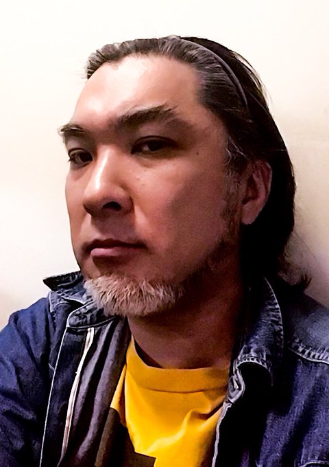 おかしい、こんなにバックに罫線背負って手に名前とか番号とか書かれたボード持つのが似合いそうなナイスガイなのに…(h 