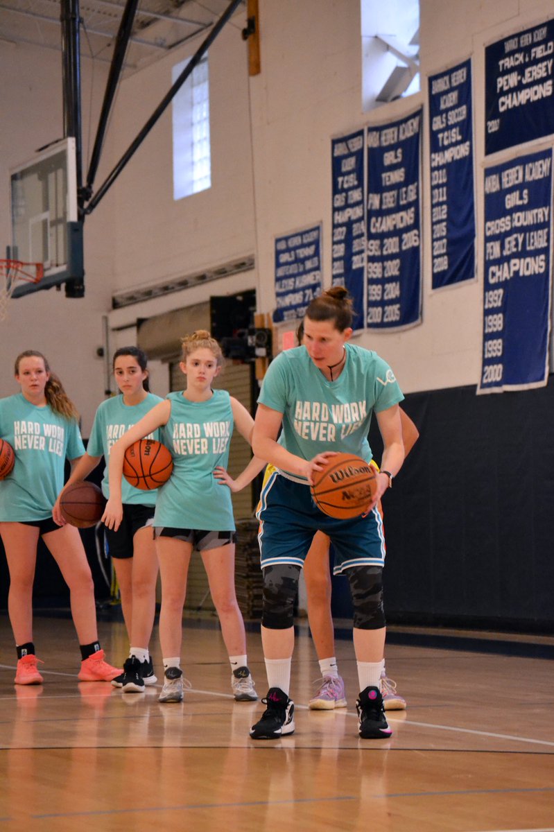 LBGbasketball's tweet photo. The Session 2 October #GersonGrind is now officially in progress!! πWADDUP HIGH SCHOOL SQUAD!?!?
Enjoy some πΈ from last nights "Zone Buster" session. Happy Monday!!
#FallGrind2022 #HWNL #OctoberGrind #GersonsPersons #lexiegersonbasketball https://t.co/LLQmcae6N6