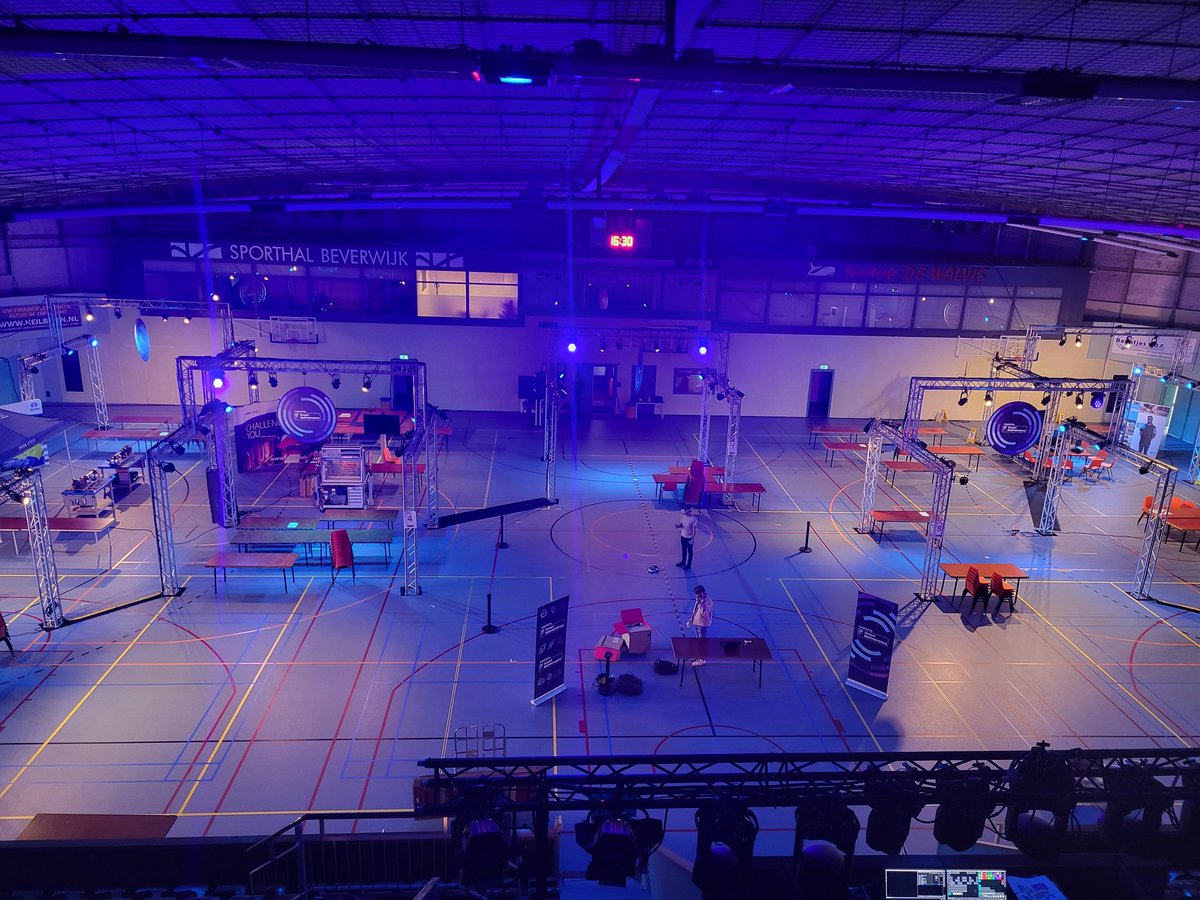 basdewit's tweet photo. Een week lang is Sporthal Beverwijk niet een huis van de sport, maar het huis van technologie. @TechportCampus is volop in opbouw #techport https://t.co/vkswCGWlUT