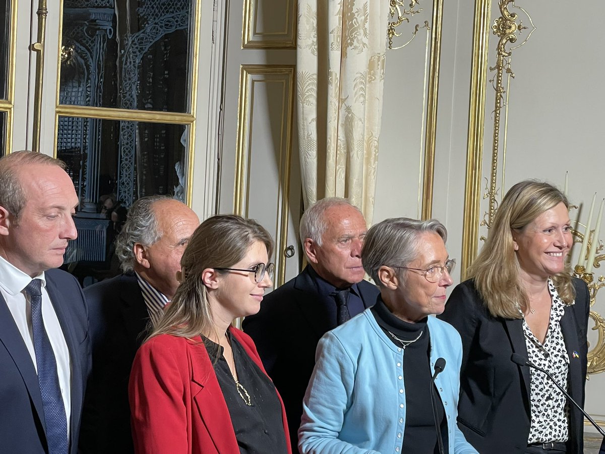 Ce soir, la Première Ministre @Elisabeth_Borne nous recevait à Matignon pour marquer la reprise de la session parlementaire. Direction l’@AssembleeNat pour le début de l’examen du Projet de loi visant à réformer l’assurance chômage ! #DirectAN