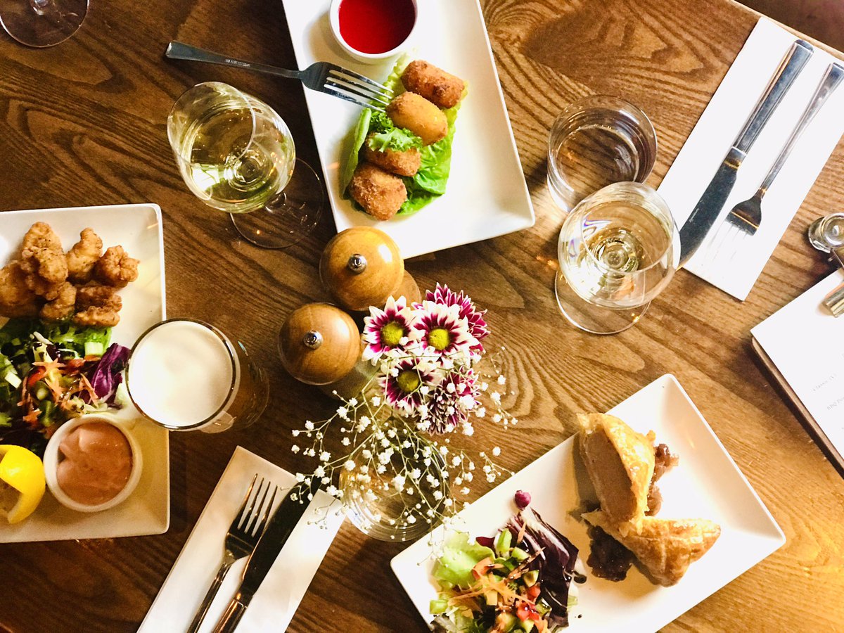 The_SuffolkArms's tweet photo. “Afterwork Club” recommences tomorrow 5-7pm.
Join us for a bottle of fizz £15, 3 x small plates £12 or 2 x cocktail £10 (or all of the above!)
#cheltenhampubs #afterworkclub #fizz #independentpub #localbusinesses #greatbritishmenu #localpub #pubgrub #winterpub https://t.co/xt2voe4BM3