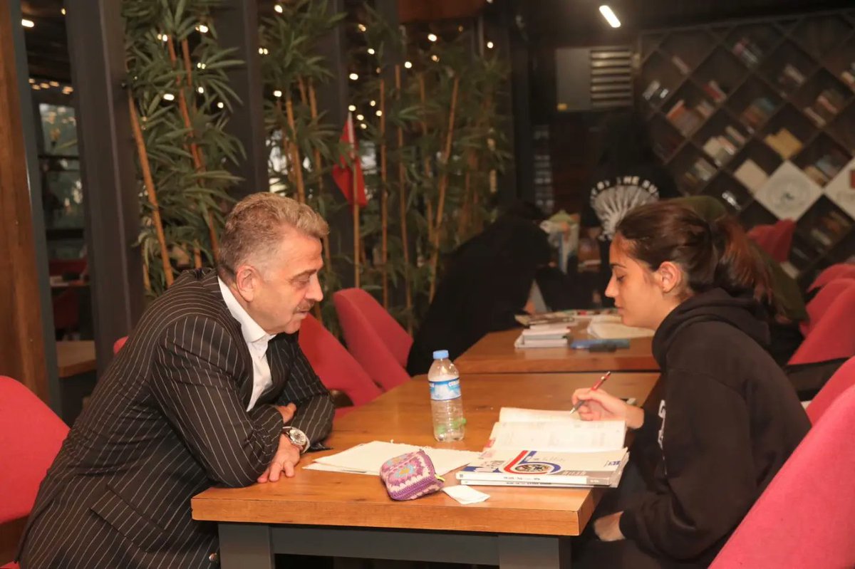 htahsinusta's tweet photo. Farika Kitaplı Kahvemiz yine bildiğiniz gibi... 😊

Kültür hazinelerimizin kalıcı mirası kitaplarımızın bulunduğu Farika'da gençlerimizle sohbet edip, derslerinde başarılar diledik. Her zaman dediğimiz gibi 7’den 70’e herkes için #Farika!👏📚 https://t.co/fBhTxBBnnz