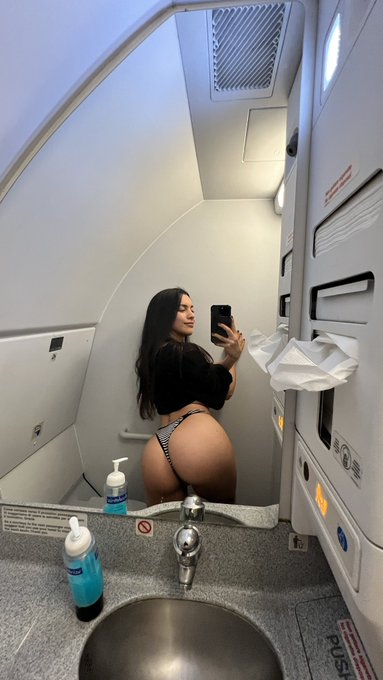 el avi&oacute;n pasando turbulencias   yo: https://t.co/qMmSpwkvSp