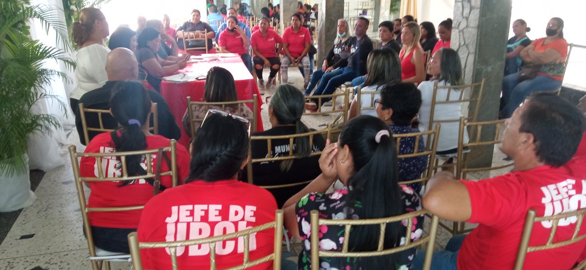#AlMomento Jefes y Jefas de ubch recién electos sostienen encuentro de trabajo con estructura Municipal del <a href="/PartidoPSUV/">PSUV</a> en Libertador.

<a href="/NicolasMaduro/">Nicolás Maduro</a>
<a href="/PartidoPSUV/">PSUV</a>
<a href="/dcabellor/">Diosdado Cabello R</a>
<a href="/Soykarinacarpio/">Karina Carpio</a>

#Organizar
#Unir
#Sumar