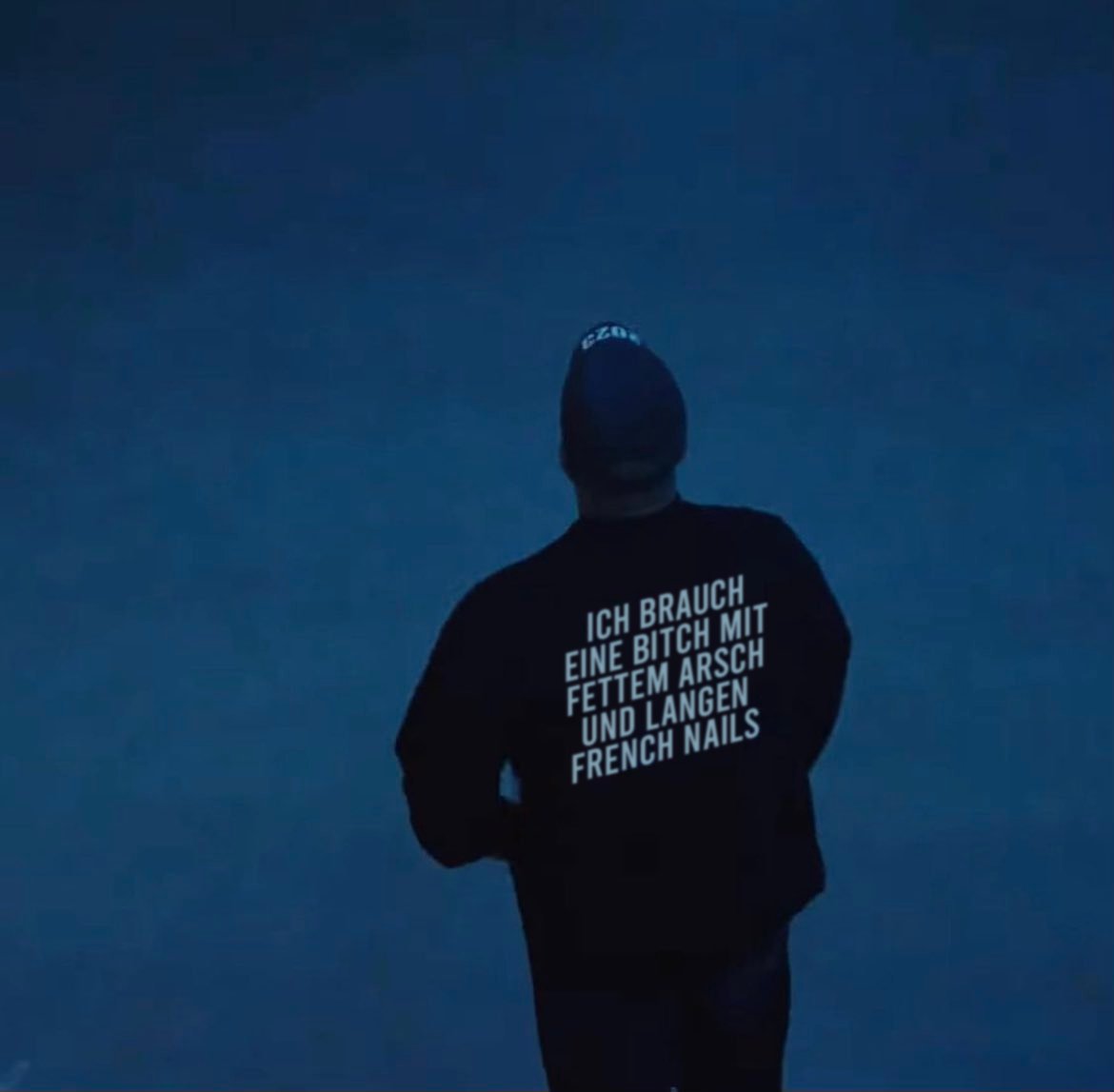 DerChrizzIX's tweet photo. kanye junge was soll dieser hoodie https://t.co/8oIvL5ZI5x