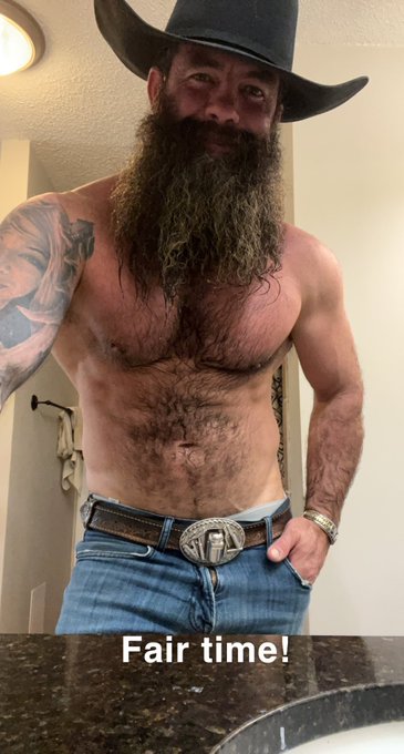 I love a good county fair. ??? #countyfair #fair #country #bear #gaybearded #bearded https://t.co/6M