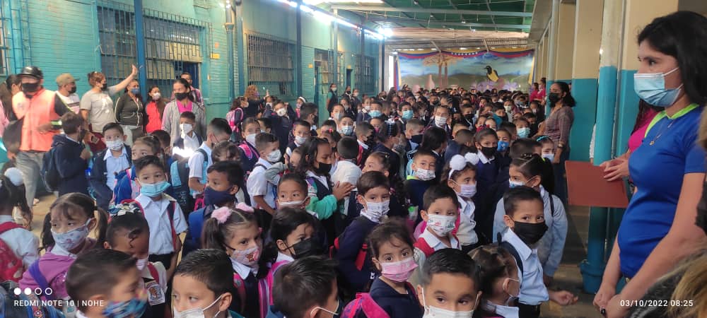 DorisJi32185292's tweet photo. Recibiendo los niños y niñas de la Escuela piloto del Municipio Capacho Viejo el Enlace de Educación Física presente 
 @MPPEDUCACION @_LaAvanzadora @yelitzePSUV_  @DGEFDMPPE https://t.co/pjZb5DyWPf