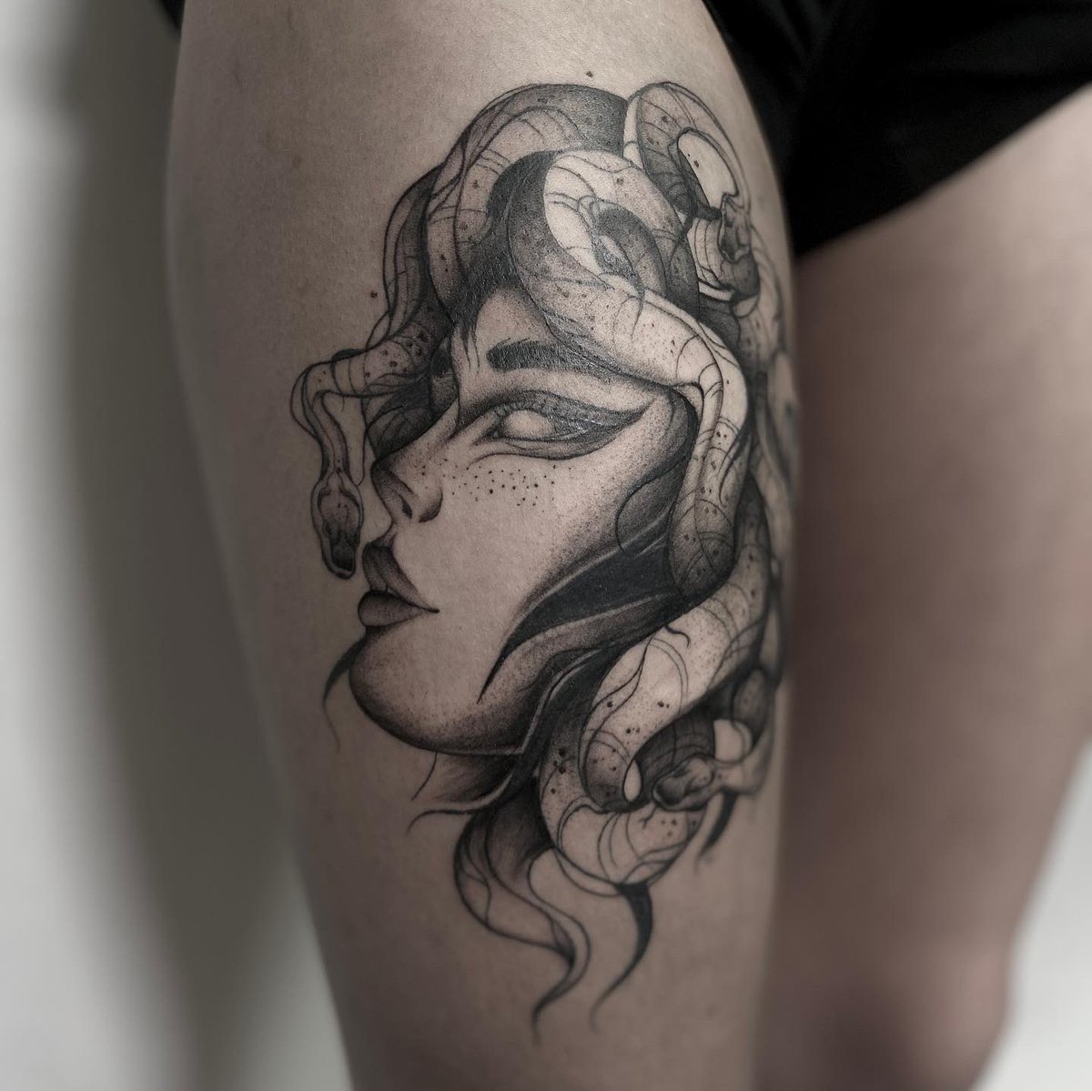lbrllt's tweet photo. parce que ça fait longtemps j’ai pas posté ici et que j’ai trop aimé le tatouer (+ présente et donc + de contenu sur mon insta @lbrllt au passage) 🐍 #tattoo #medusa https://t.co/03mtxxQeh0