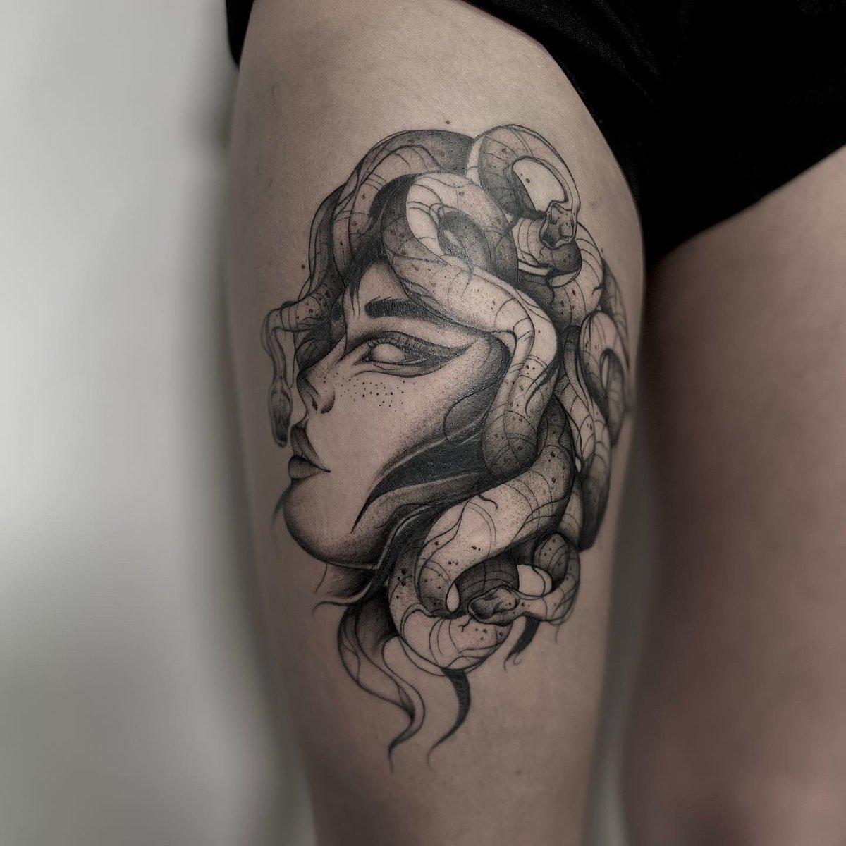 lbrllt's tweet photo. parce que ça fait longtemps j’ai pas posté ici et que j’ai trop aimé le tatouer (+ présente et donc + de contenu sur mon insta @lbrllt au passage) 🐍 #tattoo #medusa https://t.co/03mtxxQeh0