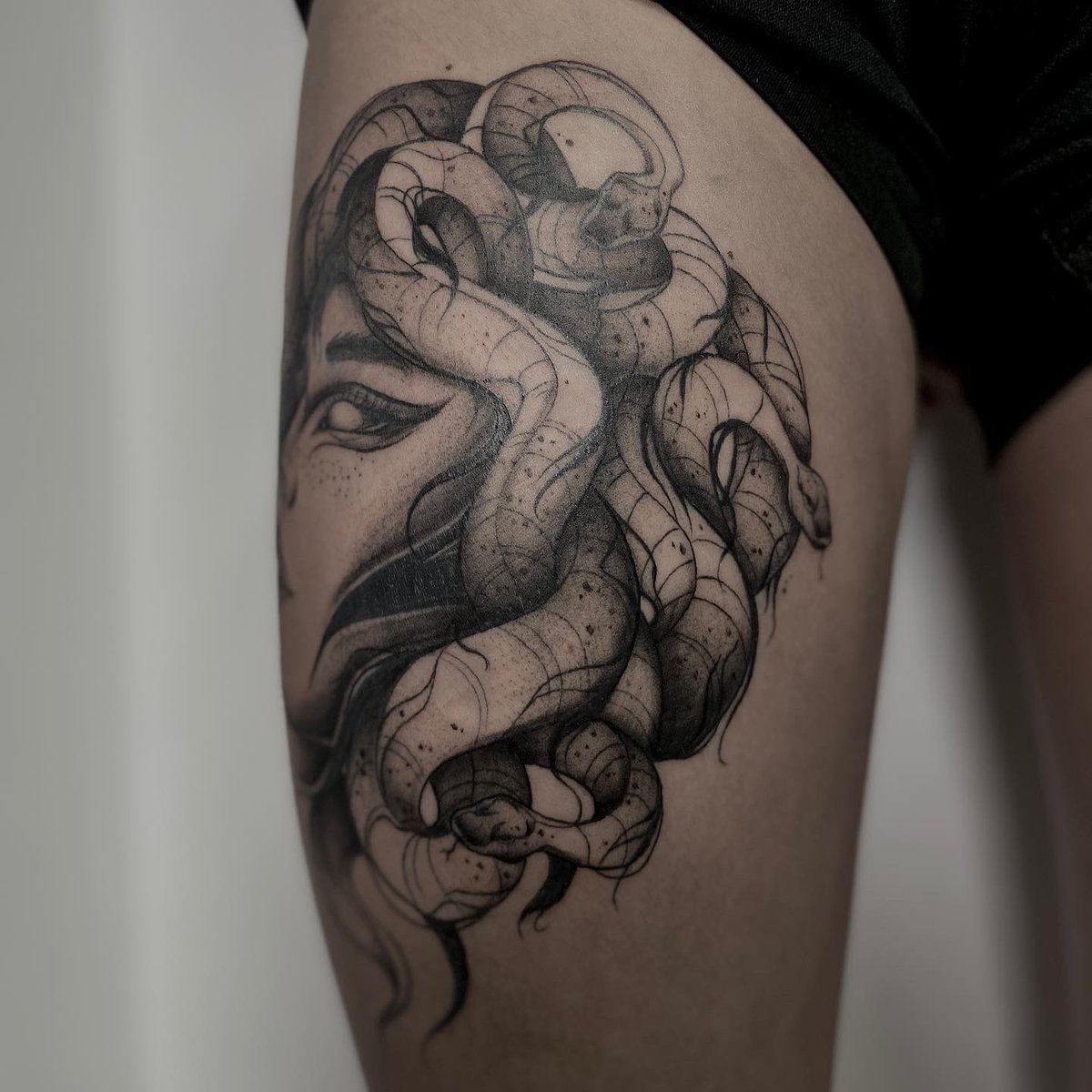 lbrllt's tweet photo. parce que ça fait longtemps j’ai pas posté ici et que j’ai trop aimé le tatouer (+ présente et donc + de contenu sur mon insta @lbrllt au passage) 🐍 #tattoo #medusa https://t.co/03mtxxQeh0