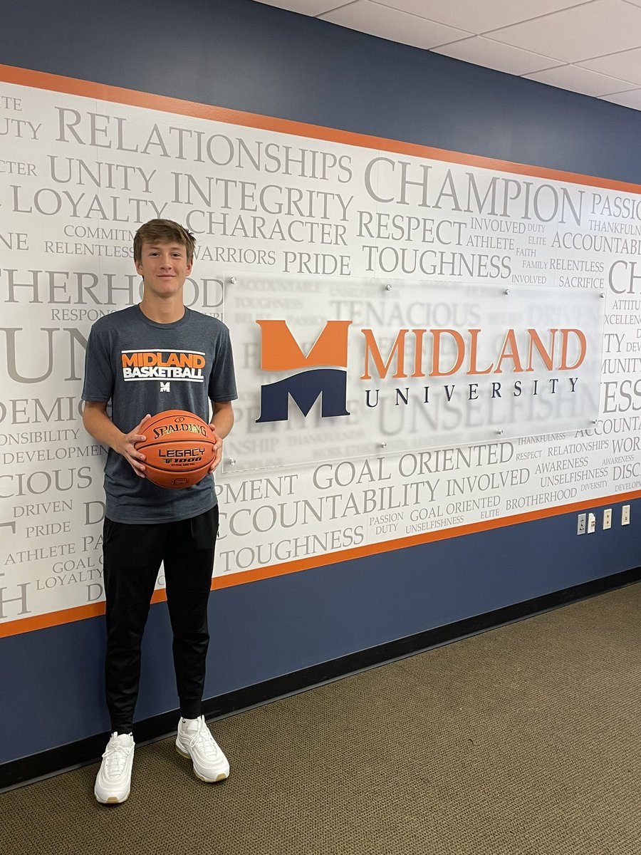 Had a great visit today @Midland_Hoops! Thanks @Tyler_Erwin and @CamSchuknecht for having me down today!