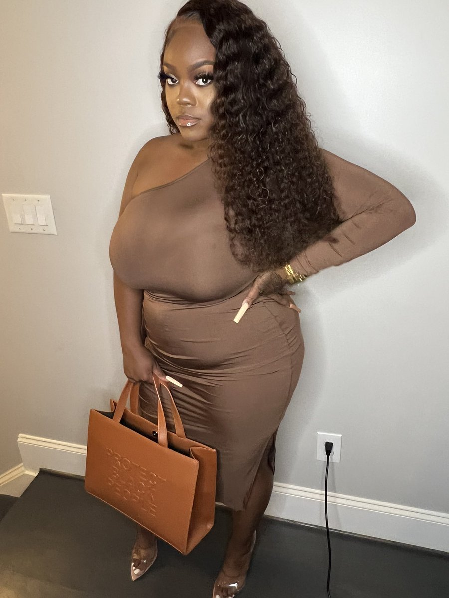 ____mirrr's tweet image. hardly ever on here but I still got it 🤎😏