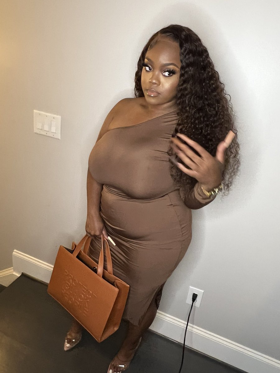 ____mirrr's tweet image. hardly ever on here but I still got it 🤎😏