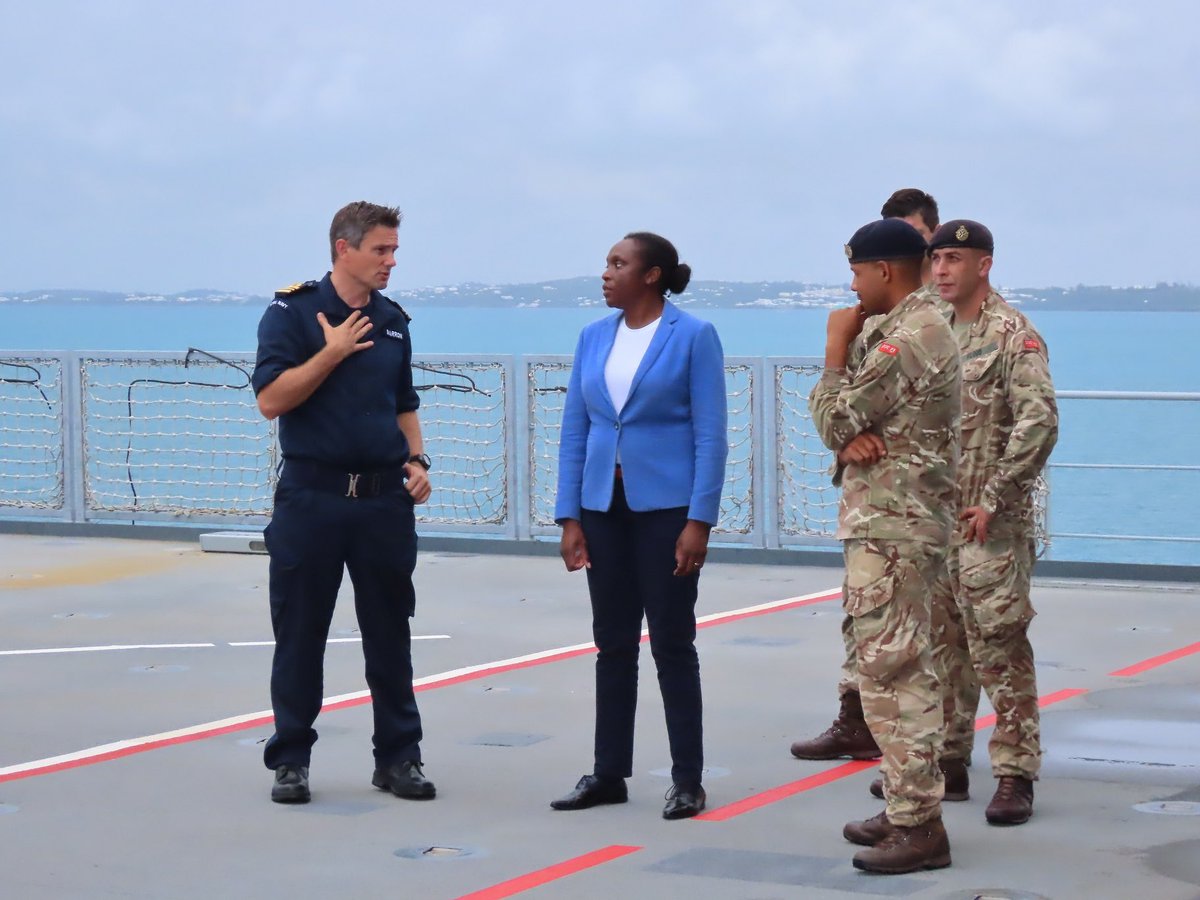 Today we had the pleasure to host Her Excellency Ms @RenaLalgie Governor of 🇧🇲. Arriving by MENACE 20, followed by Ships Safety Brief. Commanding Officers Chat, onwards to the Bridge, then a visit back to the Flight Deck @RFAHeadquarters @BdaGovernment