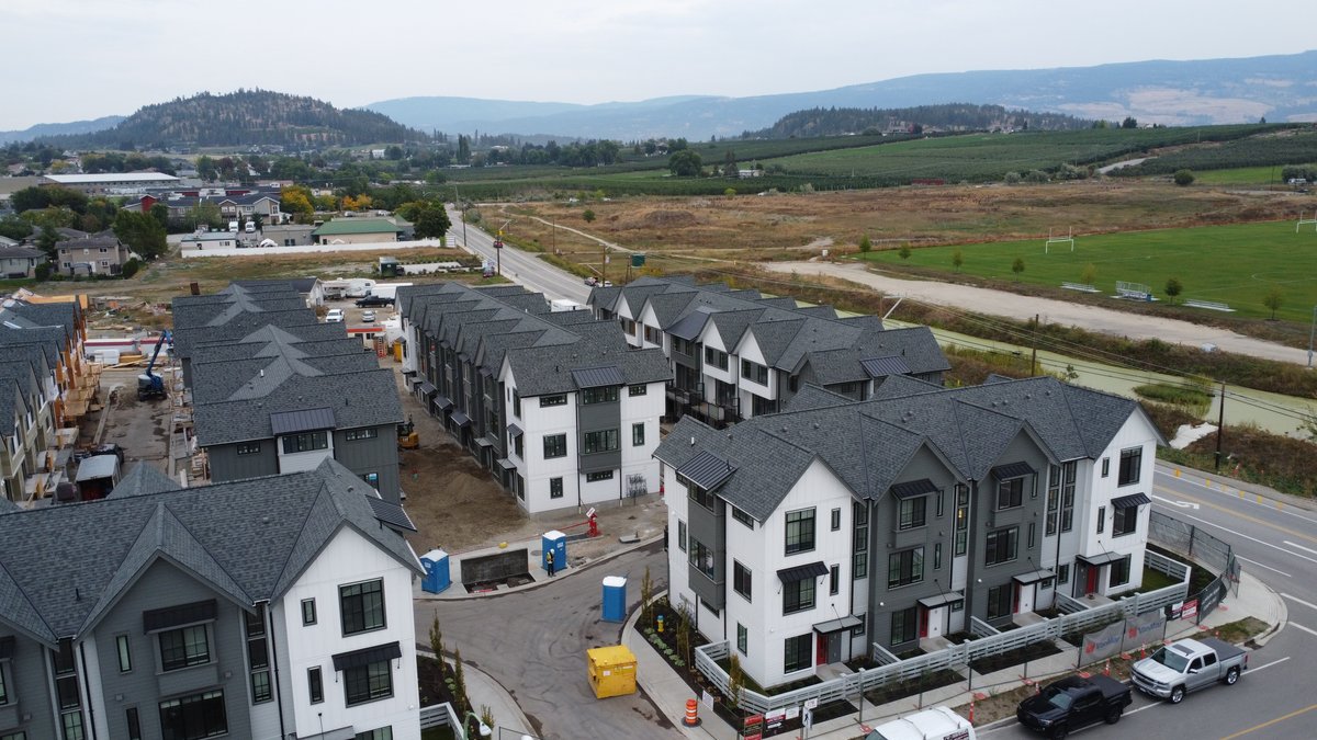 VanMarInc's tweet photo. At our Glenpark Row Townhomes project in Kelowna, the last 3 buildings are being framed. Currently doing the final touches on Phase 1 to get it move in ready. #VanMarDevelopments #Kelowna https://t.co/9AczCjmqHu