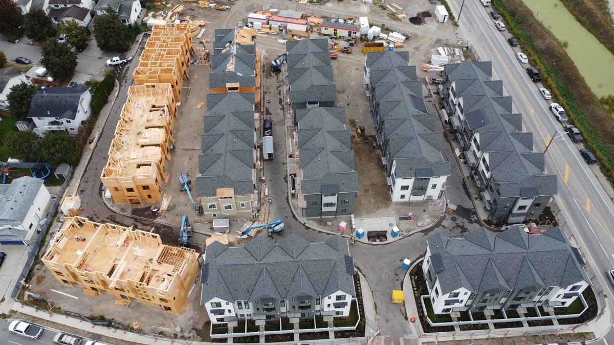 VanMarInc's tweet photo. At our Glenpark Row Townhomes project in Kelowna, the last 3 buildings are being framed. Currently doing the final touches on Phase 1 to get it move in ready. #VanMarDevelopments #Kelowna https://t.co/9AczCjmqHu