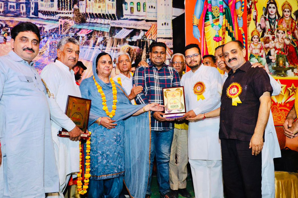 आज श्री हनुमान राम नाटक समिति द्वारा आयोजित रामलीला में अतिथि के रूप मे शामिल होने का सोभाग्य मिला आयोजन समिति की और मुझे जो मान और सम्मान दिया गया उसके लिए अध्यक्ष श्री ओम जी असीजा सचिव श्री राज जनवेजा कोषाध्यक्ष दीपक जसूजा जोजी छोटे भाई निश्चय जनवेजा का आभार धन्यवाद!!