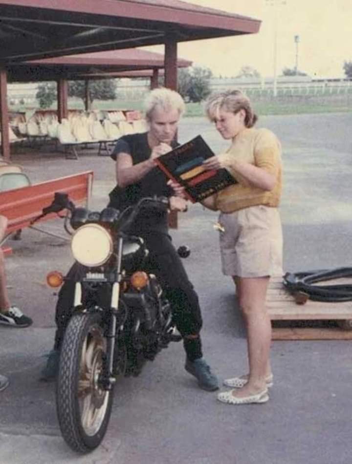 Happy birthday, Sting - here he is signing an autograph for a young Gwen Stefani 
That\s a really good album... 