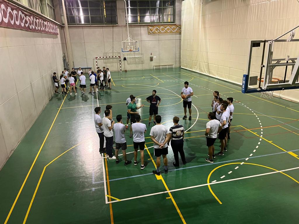 SevillaFaB's tweet photo. #FormaciónArbitral
🔝 Han dado comienzo las Sesiones Técnicas para los Árbitros del Departamento Técnico Arbitral de Sevilla
⛹️‍♂️"Mecánica y Preparación de Inicio de Temporada"
🗣 @pascucolo
🗣 @VaroFranco
🗣 @Oscar2303_ 
👤 @13mariaavila 
Preparación ➕️ Implicación = Resultados https://t.co/3ZMDMNRVYR