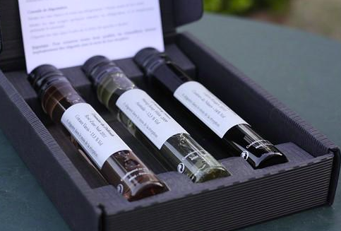 simonpaulofc's tweet photo. 5/ Vinitopia will ship CETS a FREE custom house a box of 3 vials, each one composing the St Emilion wine.

Just like a Web3 winemaker, they'll mix the vials and come up with their favorite blend for the CETS wine. https://t.co/jYF89pDpxF