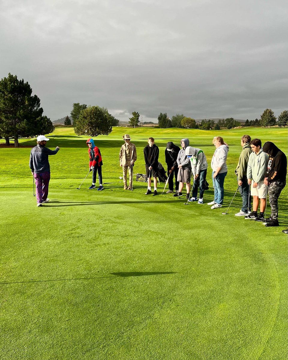 GallatinRaptors's tweet photo. It started off with a little rain, but our Lifetime Sports classes ended up having a great time on the golf course today!
#gallatinraptors #healthenhancement https://t.co/H17ce1Layb