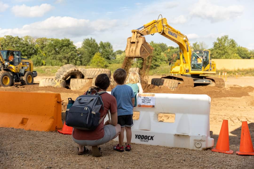 ExtremeSandbox's tweet photo. 5 days until the Saturday, Oct 8th Heavy Metal Dine-In event! If you’ve never experienced this interactive construction event, here is what you can look forward to:
🚜 REAL construction equipment “working” up close
🚧 Equipment Tours
🍗 Food Trucks/Bar

https://t.co/m0ikUQqARP https://t.co/mRIKaEYuqH