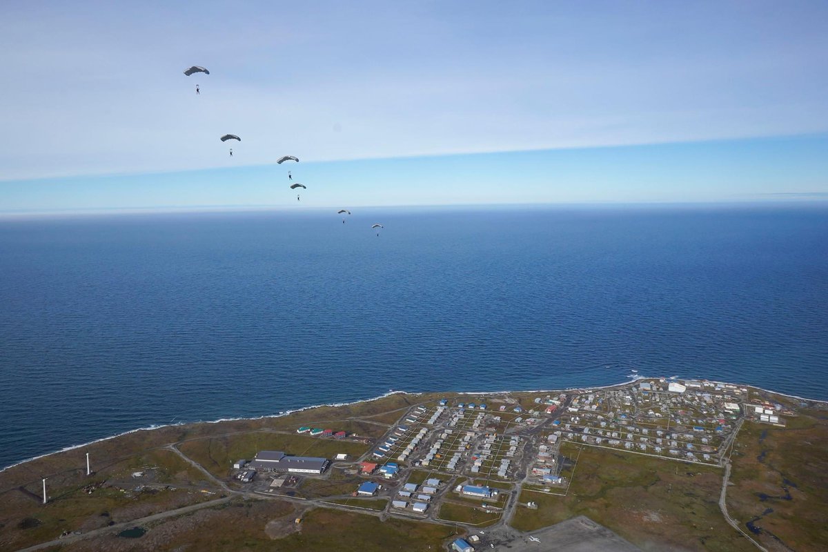 socnorth's tweet photo. U.S. #NavySEALs military free fall over St. Lawrence Island, Alaska, during Operation Noble Defender. #SOF #SOCNORTH #NORAD #NSW #USNORTHCOM #USSOCOM #HomelandDefense #NobleDefender https://t.co/X0u7JcV32T