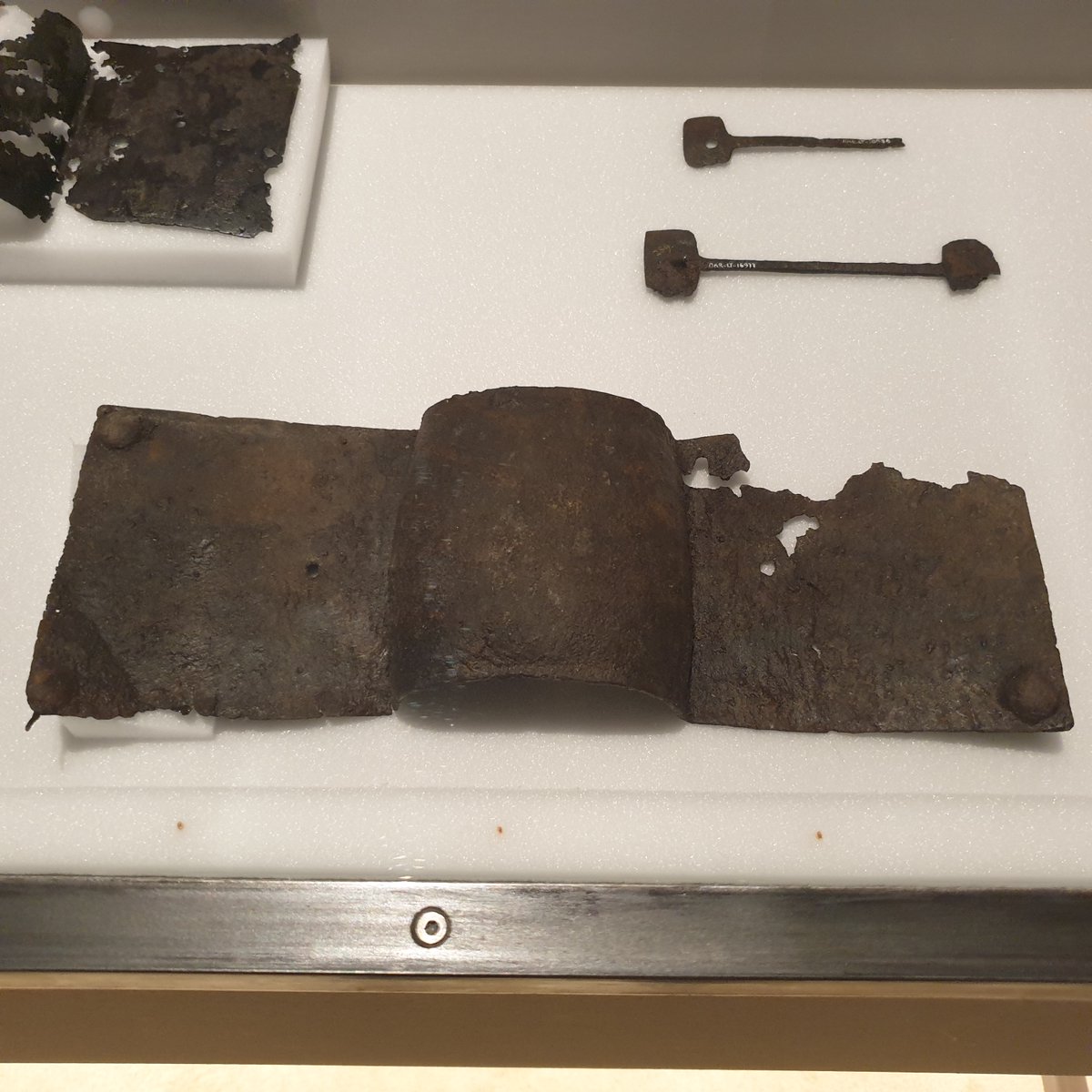 romandieantique's tweet photo. #Neuchâtel / #Latenium (exposition Entre deux eaux. La Tène, lieu de mémoire):
Umbos trapézoïdales de boucliers celtes https://t.co/Se6CiSjG3w