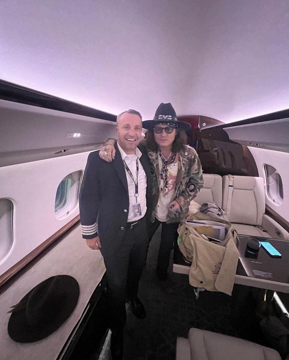 srod_es's tweet photo. #Repost IG @global_chappers_ Absolute pleasure to fly you Mr Depp.. :) what a legend #johnnydepp
🇪🇸 Un placer absoluto llevarte, Sr. Depp... :) qué leyenda #johnnydepp
#SROD #spainrelativesofdepp #johnnydepp #johnnydeppfans #actor #musician #director #standwithjohnnydepp https://t.co/sEU6ODxPA6