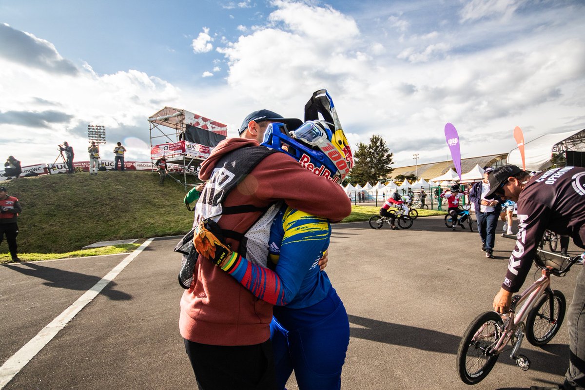 marianapajon's tweet photo. Esto es de locos🤯
Campeona🥇 de la última Copa Mundo del año y aún no lo puedo creer. Solo gracias🇨🇴💛💯. No sé imaginan lo que siento y lo que significa este triunfo después de pasar por una montaña rusa🎢 de emociones y hasta pensar en no correr, pero todo ha válido la pena... https://t.co/uCMf1BlBp6