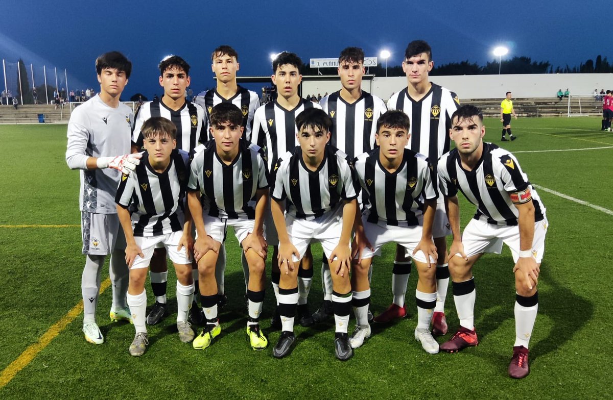 CDCS_Academy's tweet photo. ¡Lunes de victoria! El Juvenil B del @cdcastellon se lleva los tres puntos contra el At. Burriana Salesianos (1-3) ⚪⚫

#CanteraAlbinegra
#PPO100👂🏻 https://t.co/SmaJB3WkK0