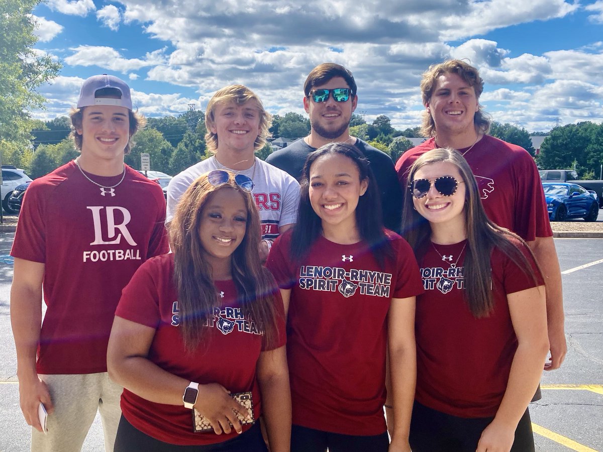 LRBearsFootball's tweet photo. Dropped in on our friends at Northview Middle School to personally invite them to “Education Day” this Saturday between the bricks! @hickoryschools 📚🐻📚

@LRU_SpiritTeam | #GOBEARS https://t.co/qs8miPy9Er