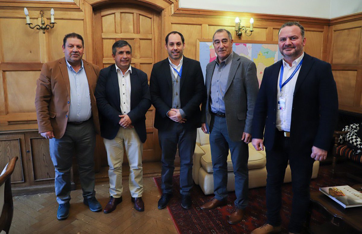 Subdere (@lasubdere) on Twitter photo El jefe de la división de municipalidades <a href="/Panchopinochet/">Francisco Pinochet</a> se reunió con los alcaldes de <a href="/MuniLanco/">Municipalidad Lanco</a>, <a href="/municorral2017/">Municipalidad Corral</a>, <a href="/munilaunion/">Muni La Unión 🇨🇱</a>, el diputado <a href="/marcos_ilabaca/">Marcos Ilabaca</a> y en senador <a href="/adeurresti/">Alfonso De Urresti</a> para trabajar en conjunto por los avances de la zona 🙌🏻 El jefe de la división de municipalidades <a href="/Panchopinochet/">Francisco Pinochet</a> se reunió con los alcaldes de <a href="/MuniLanco/">Municipalidad Lanco</a>, <a href="/municorral2017/">Municipalidad Corral</a>, <a href="/munilaunion/">Muni La Unión 🇨🇱</a>, el diputado <a href="/marcos_ilabaca/">Marcos Ilabaca</a> y en senador <a href="/adeurresti/">Alfonso De Urresti</a> para trabajar en conjunto por los avances de la zona 🙌🏻