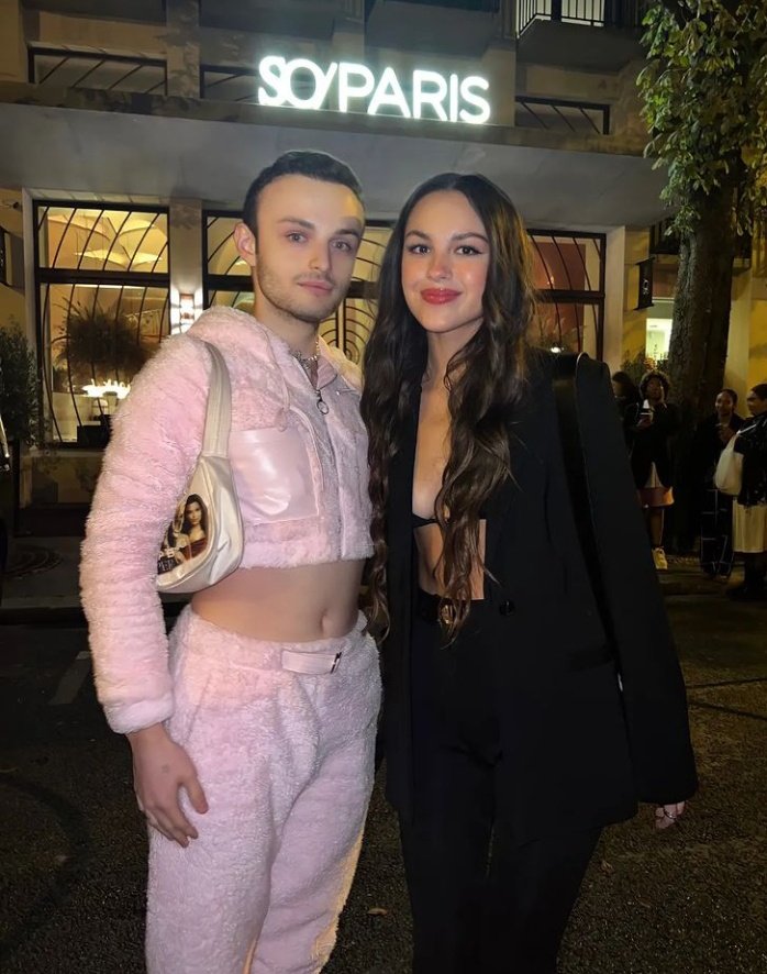 olivsheart's tweet photo. Olivia Rodrigo with fans last night in Paris !! 🖤 https://t.co/qK3SMIqod7